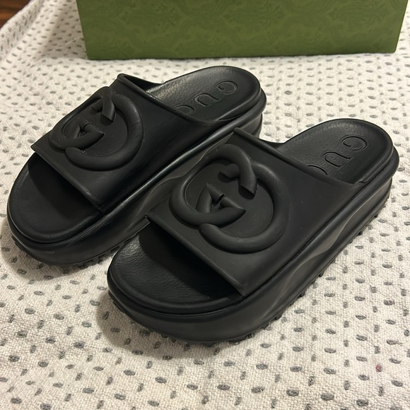 Gucci Women’s Platform Slide with Interlocking G. Black Rubber. - Picture 11 of 16
